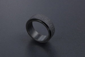 Détail de la bague rotative noire mate avec une finition sablée et étincelante