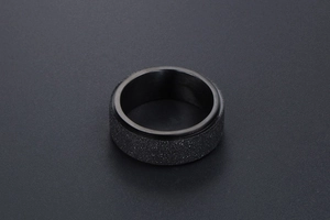 Détail d'une bague rotative noire mate avec intérieur poli et finition scintillante