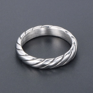 Anello vintage in acciaio al titanio argento con motivo a corda intrecciata