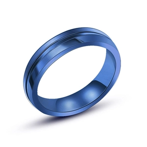 Bague homme en acier inoxydable bleu poli avec rainure vue sous un angle de 45 degrés