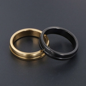 Bagues minimalistes en acier noir et or avec anneau rainuré et finition polie