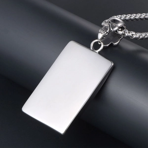 Pendentif as de pique en acier inoxydable avec détail de crâne et collier chaîne box