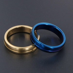 Bagues minimalistes empilables en finition dorée et bleu marine avec design rainuré