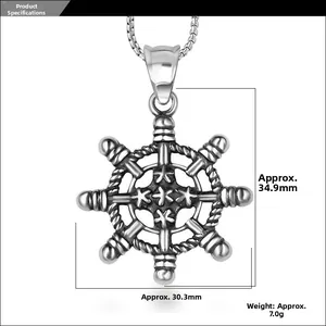 Vue macro du pendentif gouvernail vintage avec détails précis de taille et poids