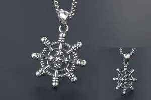 Vue macro du pendentif gouvernail vintage avec texture acier et détails noirci