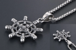 Détail du pendentif gouvernail argenté vintage avec étoile sur une chaîne box