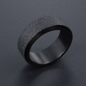 Bague rotative minimaliste en acier inoxydable noir mat pour homme avec intérieur poli