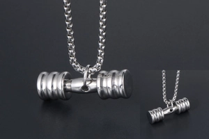 Pendentif haltère en argent poli avec chaîne à billes sur fond sombre contrasté