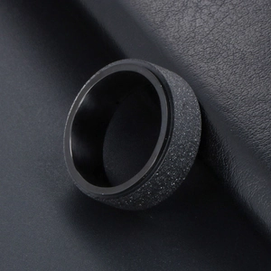 Bague rotative noire mate pour homme avec finition sablée et bords polis