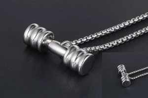Vue macro détaillée du pendentif haltère en argent avec sa chaîne en acier poli
