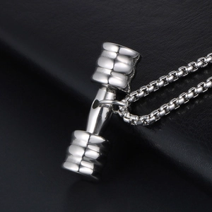 Collier avec pendentif haltère en acier inoxydable poli et chaîne box pour homme
