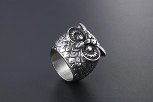 Macro shot of owl ring details with antique silver finish and feather textures