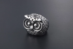 Detailed close-up of retro owl head ring featuring punk style feather textures