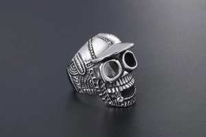 Detailed top view of punk skull ring with hat and goggles in vintage steel finish