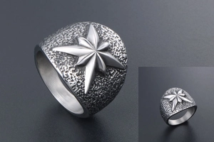 Détail macro du motif floral octogonal sur une bague en acier inoxydable martelé vintage