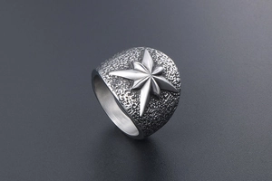 Vue rapprochée d'une bague en acier titane vintage avec étoile octogonale et texture martelée