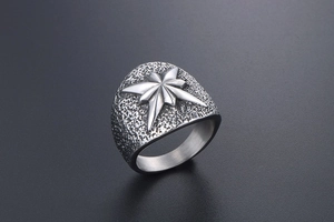 Gros plan d'une bague rétro en acier inoxydable avec motif étoile et texture