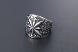 Vue détaillée d'une bague en acier titane rétro avec étoile octogonale et texture martelée