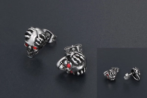 Boucles d'oreilles tête de mort avec yeux en zircon rouge et finition argentée