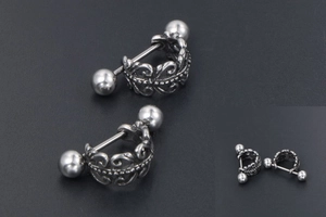Vue détaillée de boucles d'oreilles rétro en acier avec motifs de fleurs ajourées