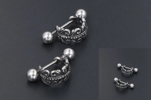 Vue macro détaillée de motifs floraux vintage gravés sur des boucles d'oreilles