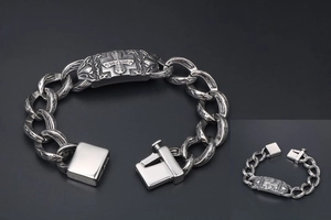 Dettaglio del bracciale a catena argento vintage con croce gotica e corona a rilievo
