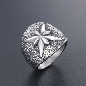 Bague vintage en acier titane avec étoile octogonale et texture martelée pour homme et femme