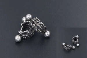 Gros plan de boucles d'oreilles rétro argentées avec motifs évidés et tiges en acier