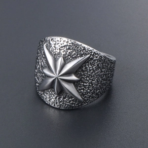 Bague vintage en acier titane avec étoile octogonale et texture martelée argent vieilli