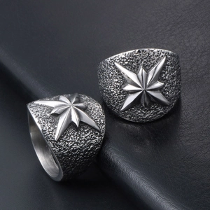 Bague vintage en acier avec étoile octogonale, texture martelée et finition argentée