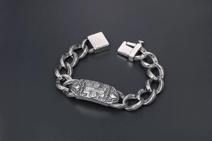 Vista macro del bracciale a catena vintage con croce incisa e dettagli a maglie gotiche