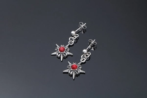 Détails des boucles d'oreilles punk avec rubis rouge et étoile à huit branches en argent