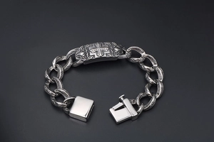 Dettaglio del bracciale vintage da uomo in metallo argentato con piastra a croce