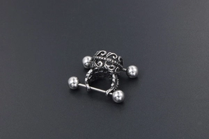 Détail macro de protections d'oreilles en acier inoxydable gothique à motifs creux