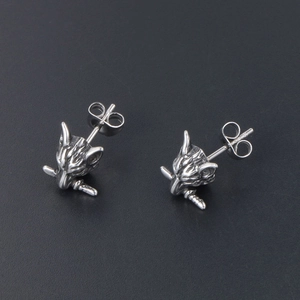 Vintage silver punk wolf head stud earrings made of high-quality titanium steel for men