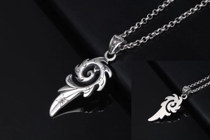 Vue détaillée du pendentif flamme rétro en acier titane avec motifs de vigne ciselés