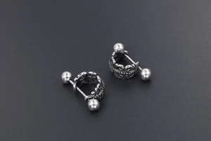 Vue détaillée de boucles d'oreilles vintage en argent avec motifs floraux gothiques