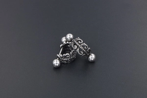 Gros plan de boucles d'oreilles vintage en argent gothique avec motifs floraux ajourés