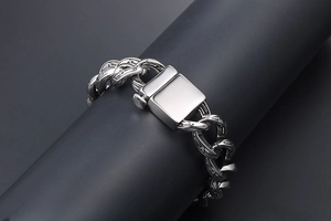 Vista macro di un bracciale a catena cubana da uomo con maglie testurizzate e chiusura