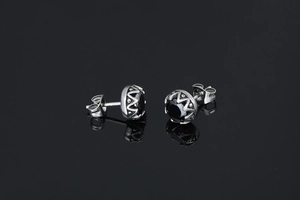 Détails de boucles d'oreilles vintage avec pierres noires et gravures de vagues