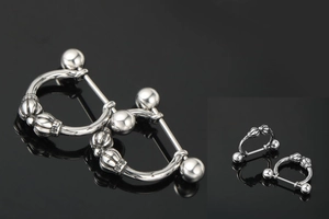Detaillierte Makroansicht silberner geometrischer Kronenohrringe im Industrie-Stil