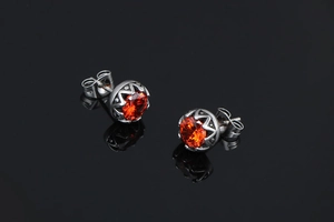 Détail des boucles d'oreilles en acier titane argenté avec pierre ronde orange-rouge