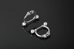 Makroaufnahme von Brustwarzen-Piercings aus Edelstahl mit Vajra-Strukturdekor