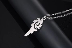 Vue macro d'un pendentif en titane argenté avec texture brossée et design de flamme