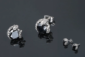 Vue détaillée de boucles d'oreilles griffes en argent avec grandes pierres noires à facettes