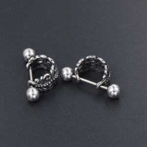 Piercing de téton en acier inoxydable style punk rétro avec bouclier à motifs gravés