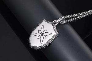 Vue macro d'un pendentif hip-hop avec gravure d'étoile et bords martelés de style vintage