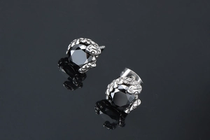 Vue détaillée des boucles d'oreilles serpent en argent avec pierres noires