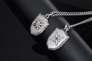 Vue rapprochée de pendentifs boucliers argentés avec étoile et chaîne industrielle