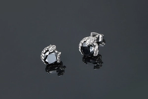 Vue détaillée de boucles d'oreilles griffes gothiques avec pierre noire et métal argenté